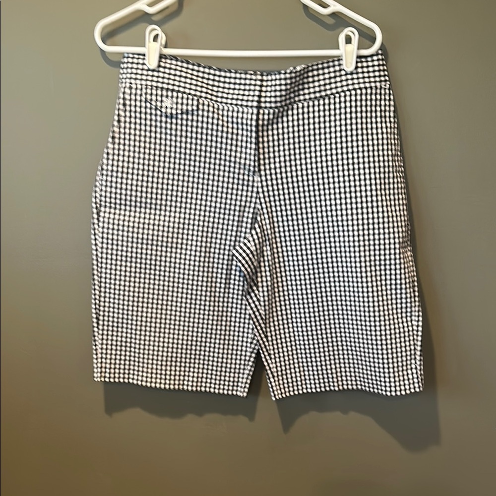 NWOT IZOD Golf Women’s Stretch black & white plaid shorts - size 8